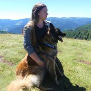 Photo d'Anaïs et de sa chienne Orphée